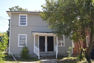 Building Photo - 803 Acosta St