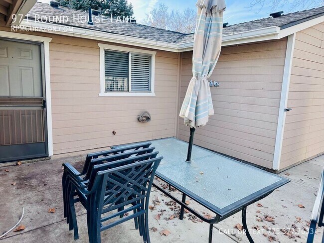 Foto del edificio - 971 Round House Ln