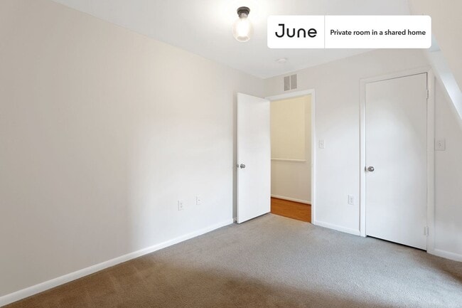 Building Photo - Room in Shared 5 bed/2 bath home