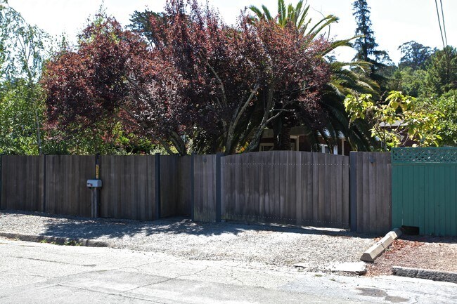 Building Photo - 233 Evergreen Ave