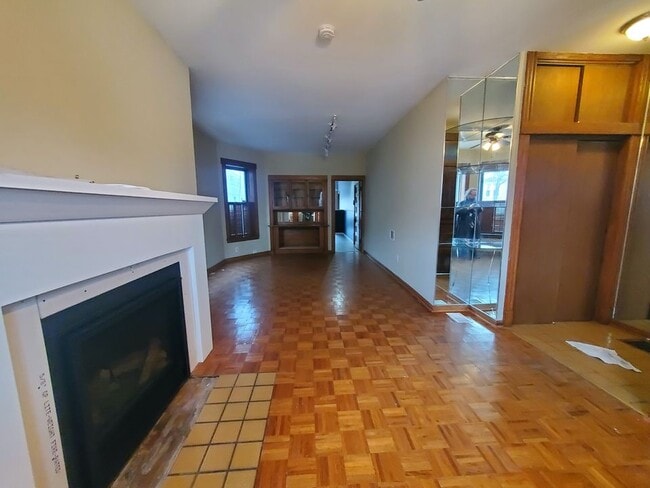 Building Photo - 2452 N Francisco Ave