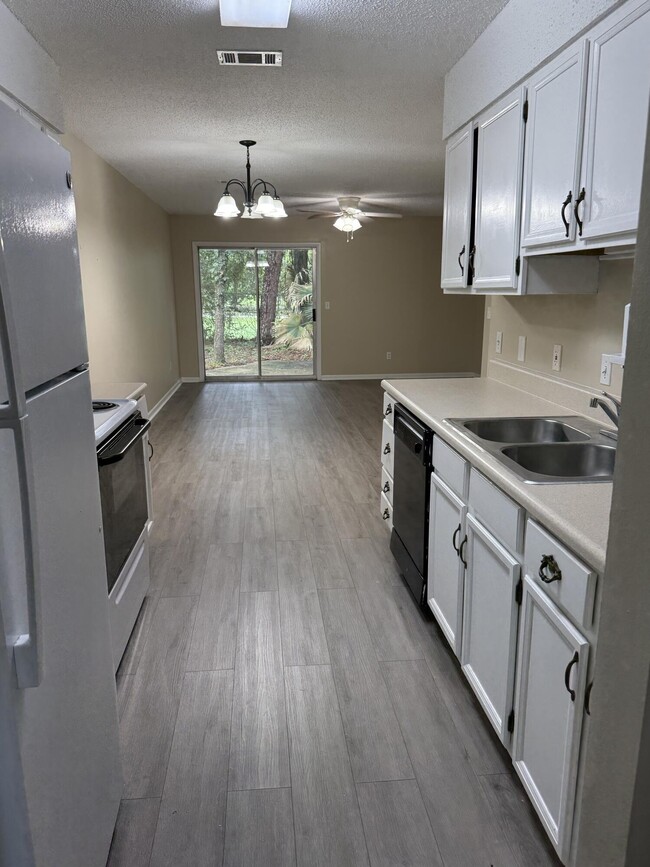 Building Photo - 816 Shadow Ln
