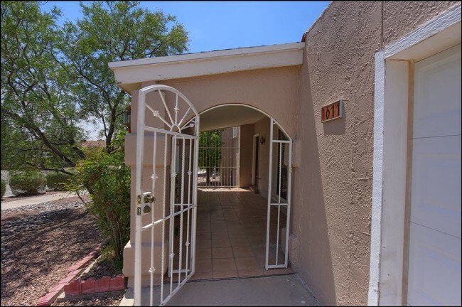 Building Photo - Spacious Home
