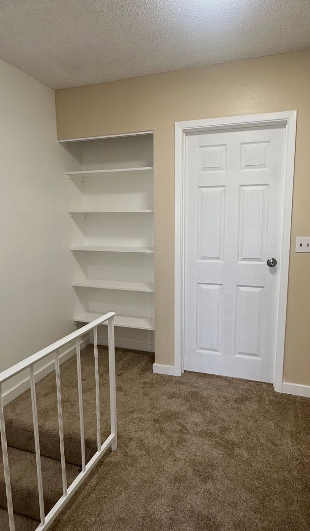 Building Photo - 2 BEDROOMS 1.5 BATHROOM TOWNHOUSE AVAILABLE FOR RENT JONES AND VEGAS DR !!!