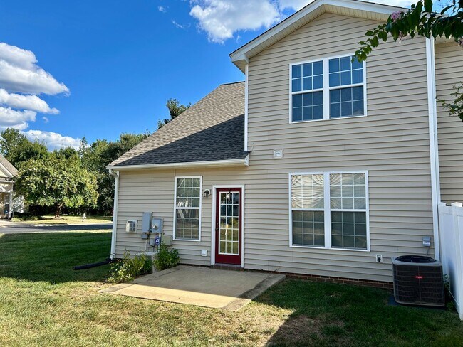 Building Photo - Beautiful End-Unit Townhome – 3 Bedrooms, ...