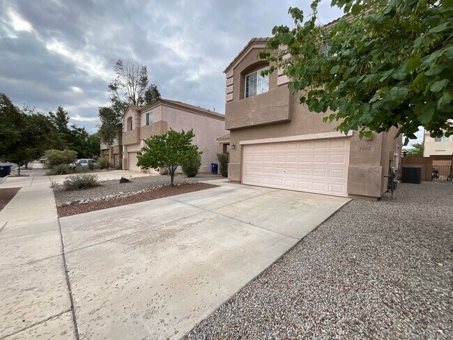 Foto del edificio - 5 Bedroom Home Available In The Trails Nea...