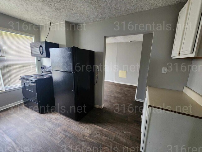 Building Photo - $1250 - 3 bedroom / 1 bathroom - Single Fa...