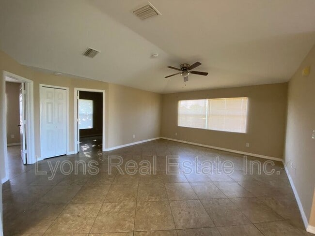 Foto del edificio - 1127 Gilbert Ave S