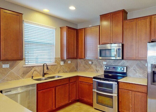 Building Photo - Large 4/3/2 Home in West Village at Creekside!