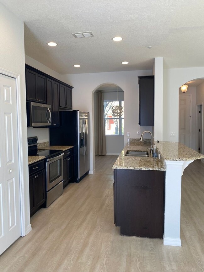 Building Photo - 3 bedroom, 2.5 bathroom townhouse in Water...
