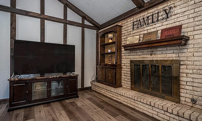 Building Photo - Charming Home