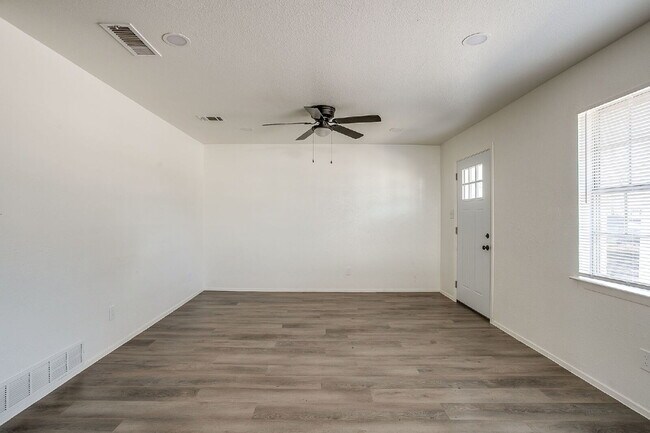 Building Photo - Charming 2 Bedroom Duplex in Westworth Village