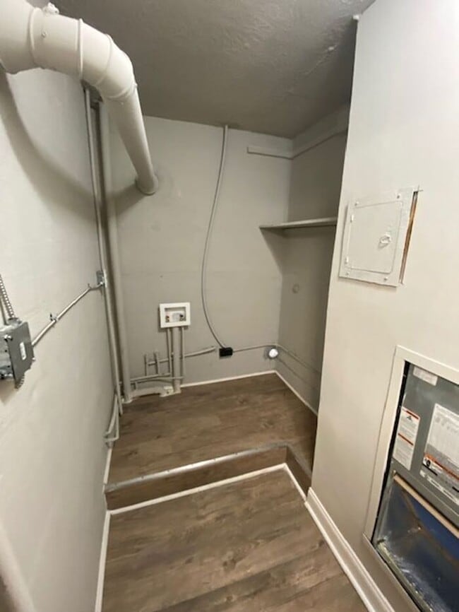 Building Photo - Fully Remodeled and Updated Apartments in ...