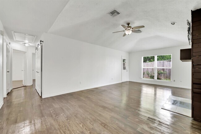 Foto del edificio - 22102 Breezy Hill Dr
