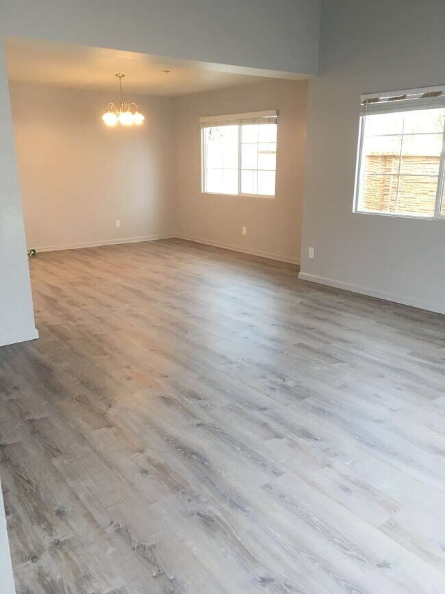 Foto del edificio - 24398 Webster Ave