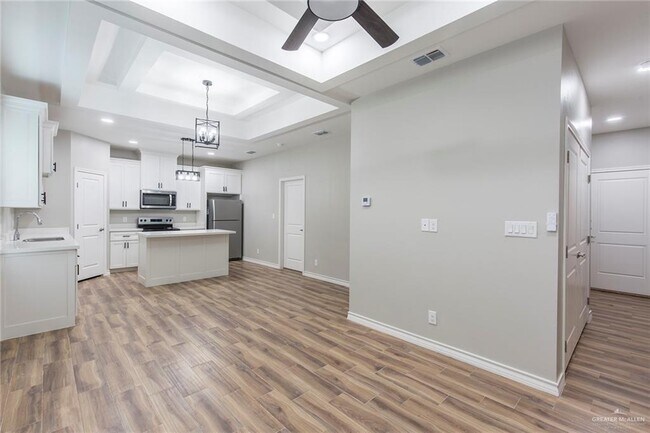 Foto del edificio - 820 E Cedar Ave