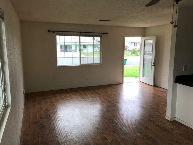Building Photo - Attached Single Family Home located in Quiet Anderson Neighborhood