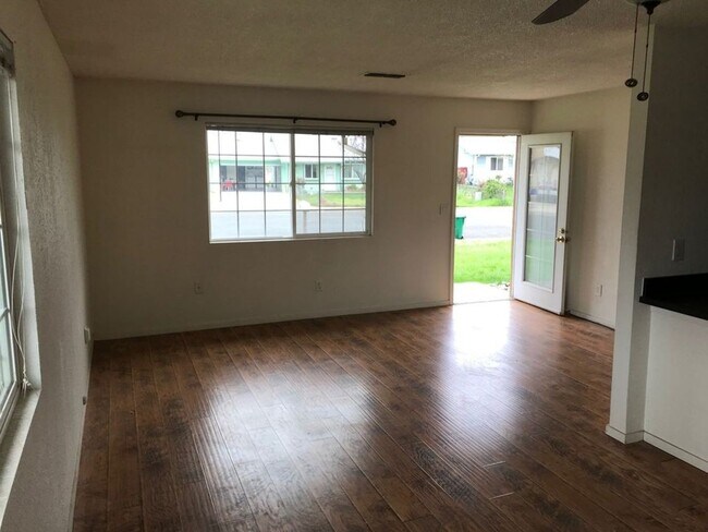 Foto del edificio - Duplex Style Unit - Quiet Anderson Neighborhood