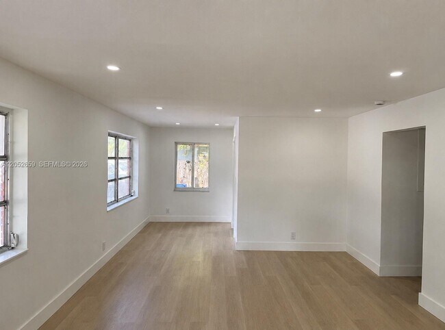 Foto del edificio - 890 SW 28th St