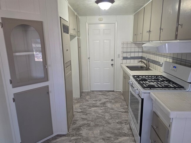 Building Photo - 1095 Navajo Dr