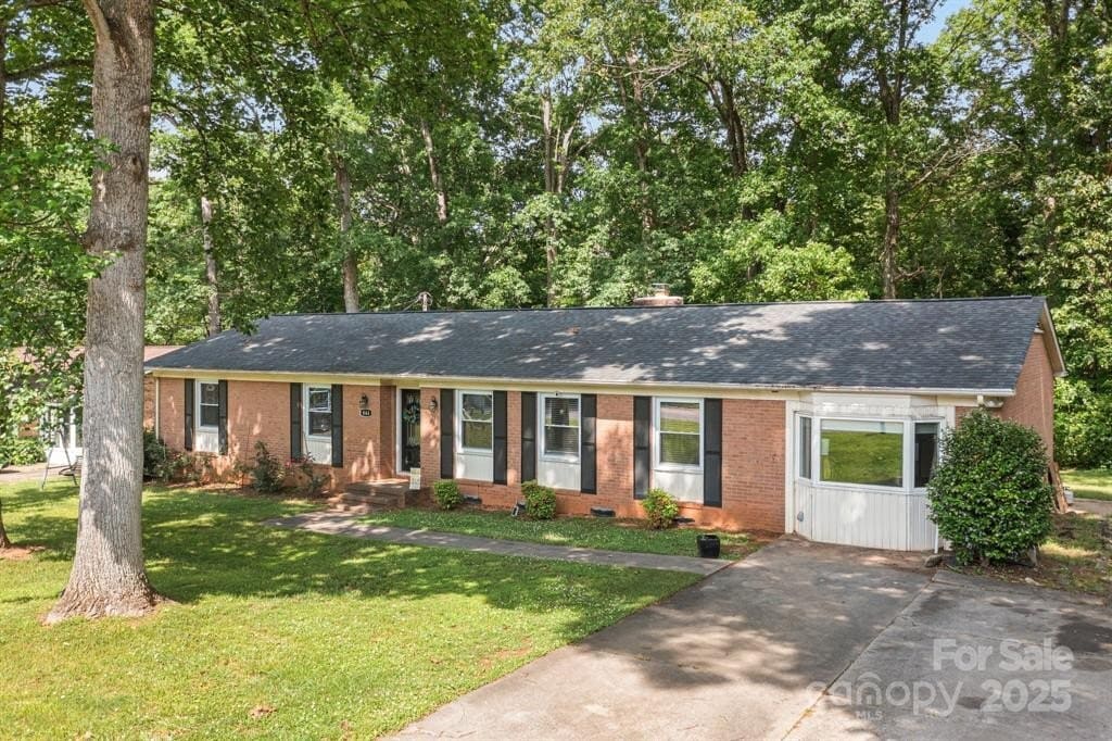 Primary Photo - 844 Fieldstone Rd