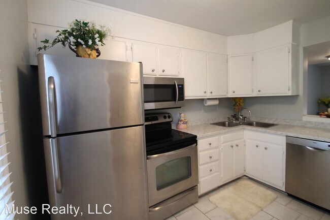 Building Photo - 2 br, 1.5 bath House - 1788 Ebenezer Road #M