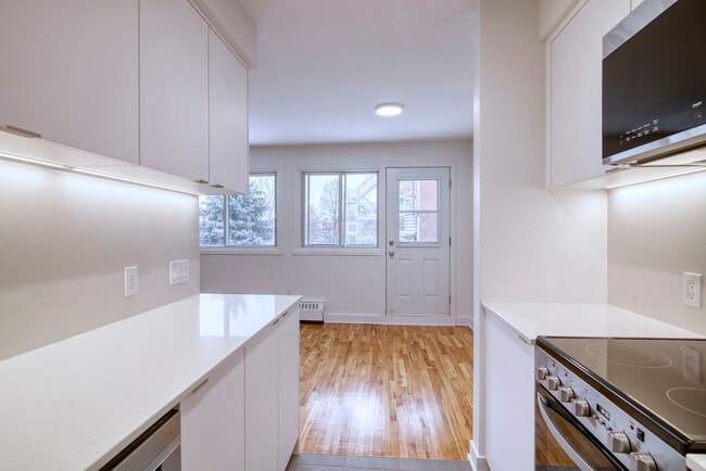 Building Photo - 735 Rue Gordon