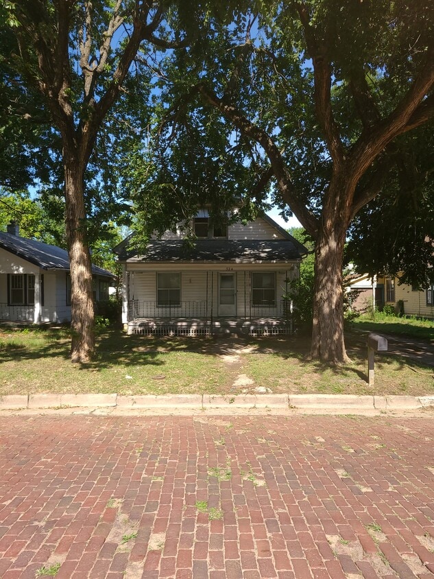 324 N 5th St, Arkansas City, KS 67005 House for Rent in Arkansas City