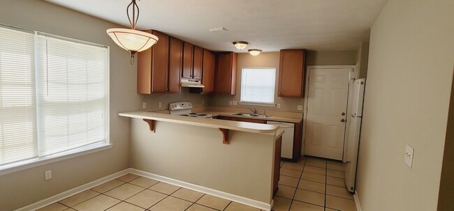 Building Photo - LOVELY 3/3 w/ Washer/Dryer, Vaulted Ceilin...
