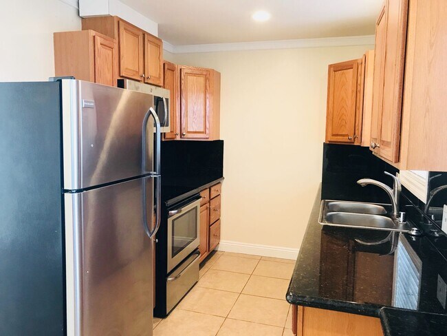 Foto del edificio - Ground Level Home La Jolla Village! Washer, Dryer, Parking, Upgraded Appliances! Walk to beaches!
