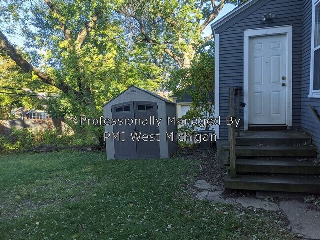 Building Photo - 623 Parkwood St NE