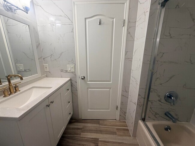 Foto del edificio - 696A Avenue East Unit 2