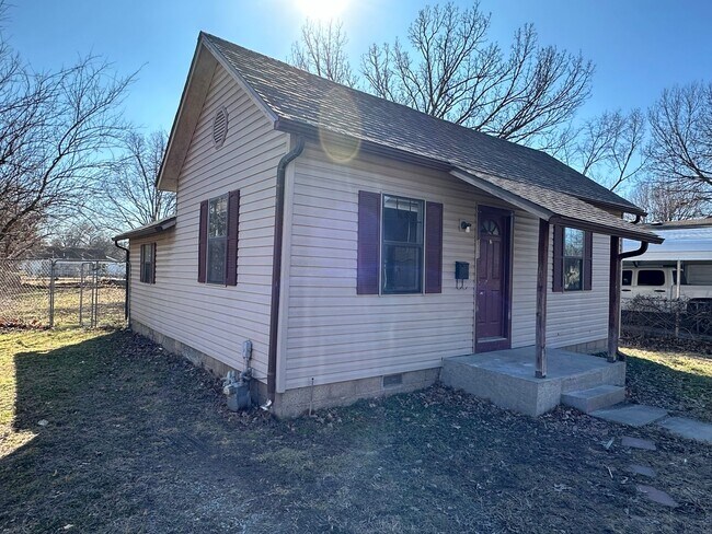 Building Photo - Newly remodeled 2 bedroom 1 bath house!