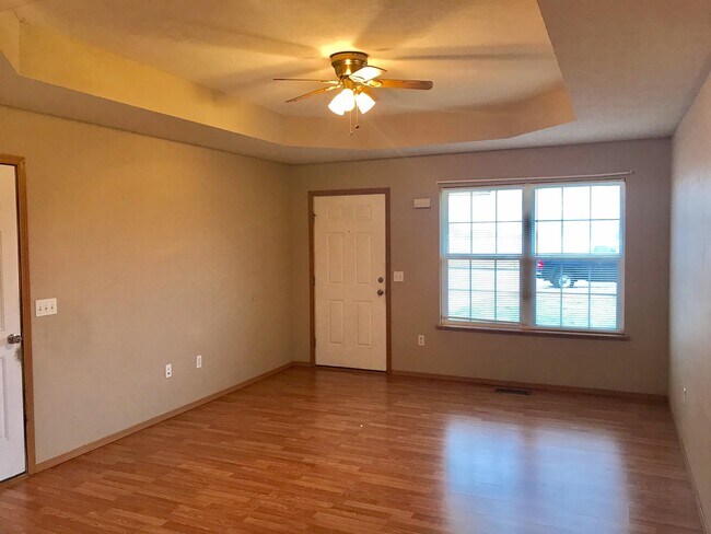 Foto del edificio - Wonderful Duplex in Clever MO - Available Now