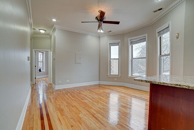 Foto del edificio - 4858 S Prairie Ave