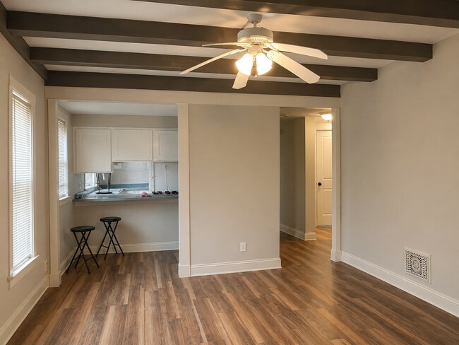 Foto del edificio - 323 E Johnson St