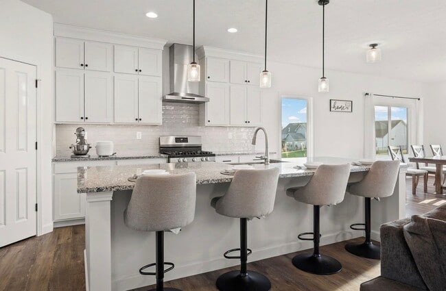 Building Photo - BEAUTIFUL Contemporary 6 Bedroom 4 Bath