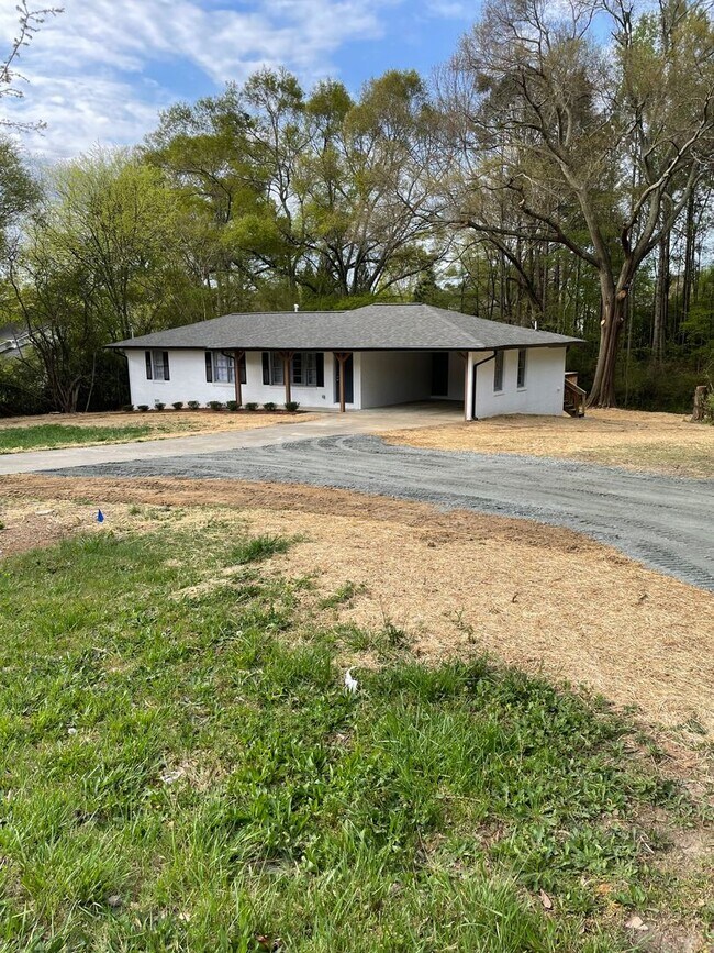 Foto del edificio - 3 Bedroom 2 Bath Home on Lost Mountain Road