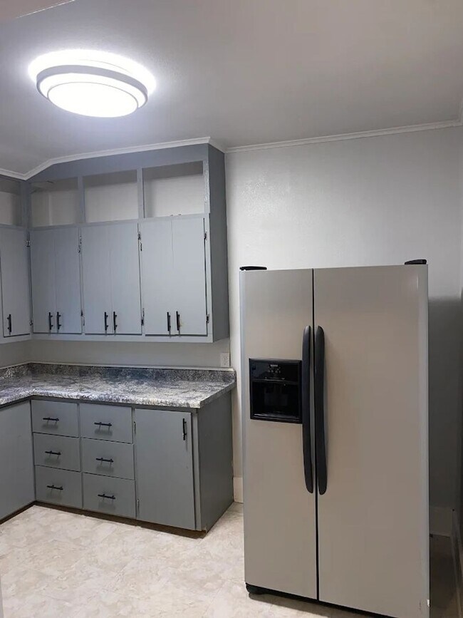 Foto del edificio - ~ FALL FEELS (And DEALS!) ~ 2 Bedroom, 1 bathroom West Side Apartment For Rent