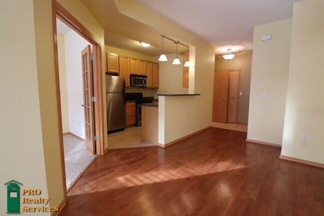 Building Photo - 1 Bedroom Condo with Move in Special!