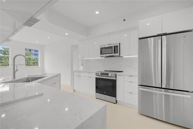 Foto del edificio - 3215 NE 184th St