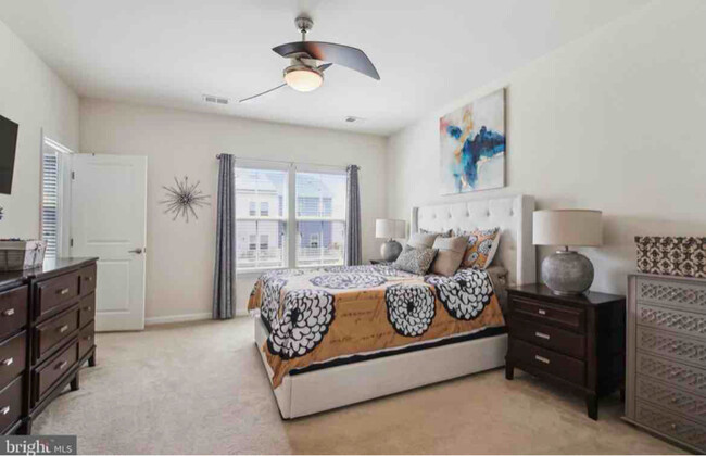 Foto del edificio - 527 Fox River Hills Way