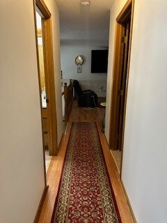 Pasillo a las habitaciones del nivel superior - 19158 Yale St NW