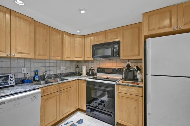 Building Photo - 3590 S Ocean Blvd