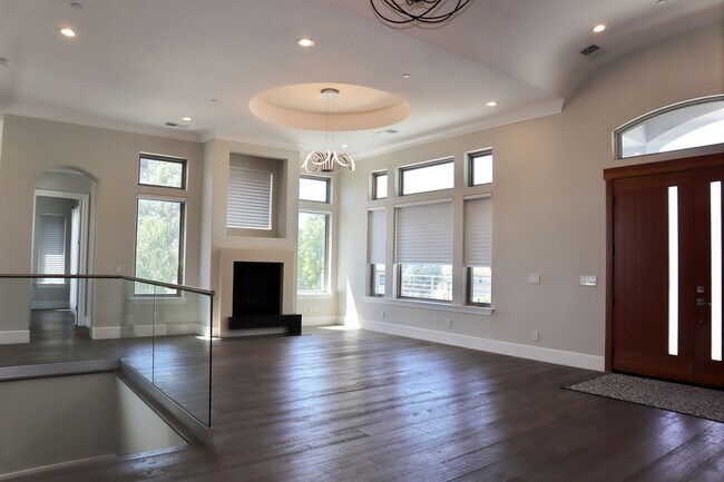 Building Photo - Exquisite Vinehill Heights 5 Bedroom Home ...