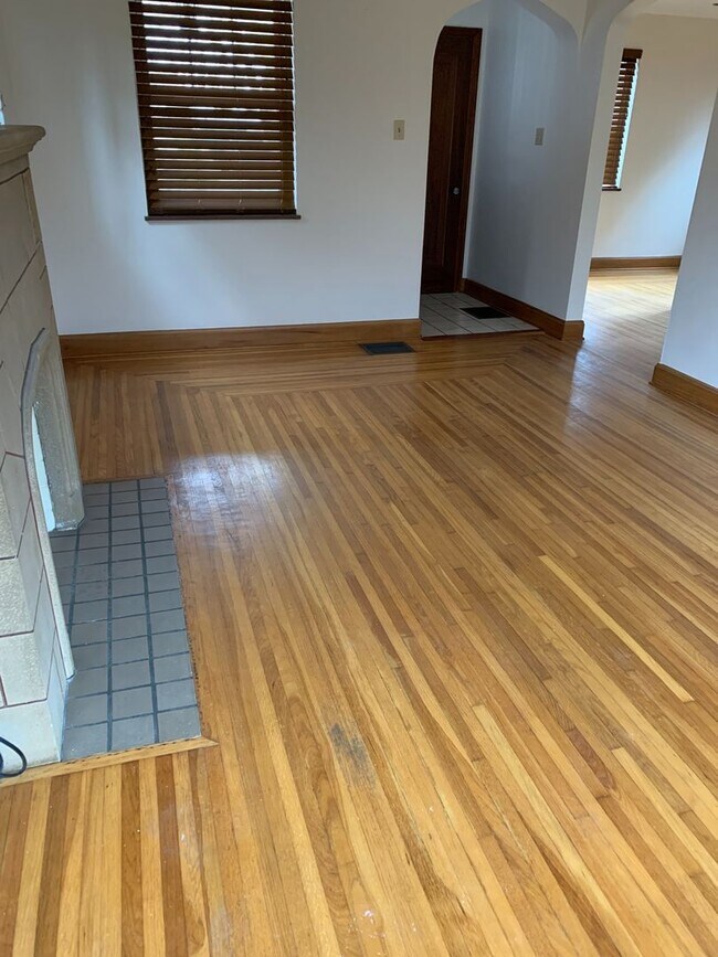 Building Photo - Lovely Two Bedroom Home on a Quiet Street