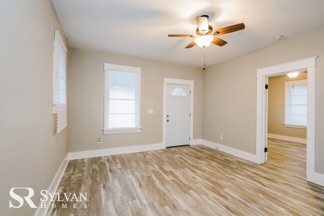 Building Photo - Charming 3BR, 1BA renovated home