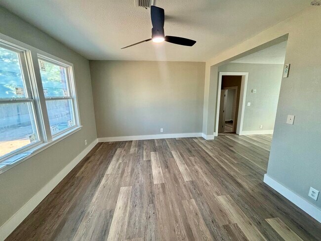Building Photo - 305 S Louisiana Ct