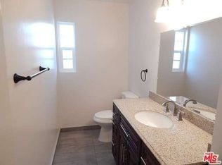Building Photo - 2018 Hillcrest Dr