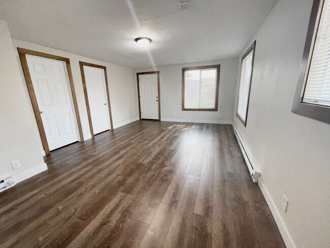 Foto del edificio - SCHEDULE A SHOWING TO THIS CHARMING HOME N...